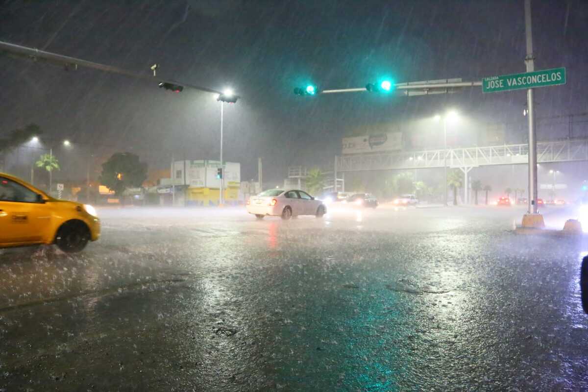Esta es la primera tormenta eléctrica en el año que se ha registrado en Torreón. | Martín Piña