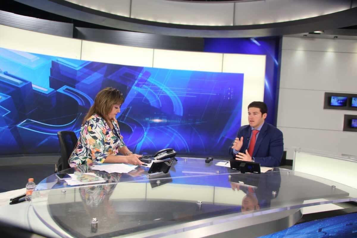 El gobernador Samuel García en entrevista con la licenciada María Julia Lafuente en Telediario. Foto: Jorge López