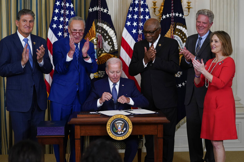 Joe Biden firma la ley sobre salud y crisis climática en la Casa Blanca. (AP)
