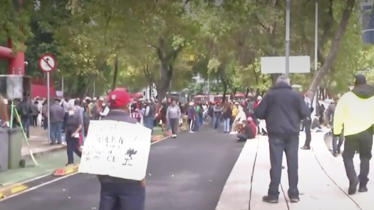 Marchan integrantes del SME y la ANUEE en CdMx