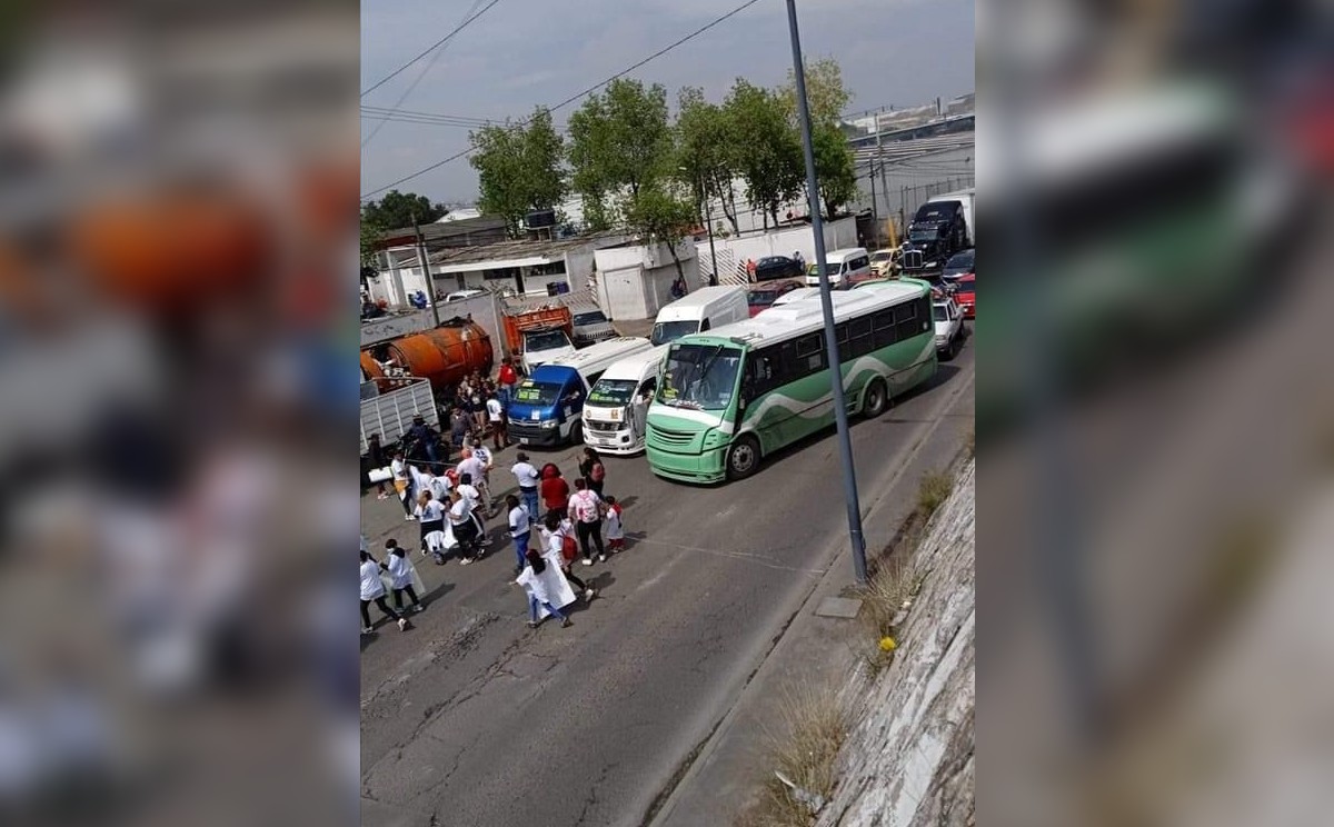 "El bloqueo vial ocasionó la molestia de choferes de unidades del transporte público" | Especial.