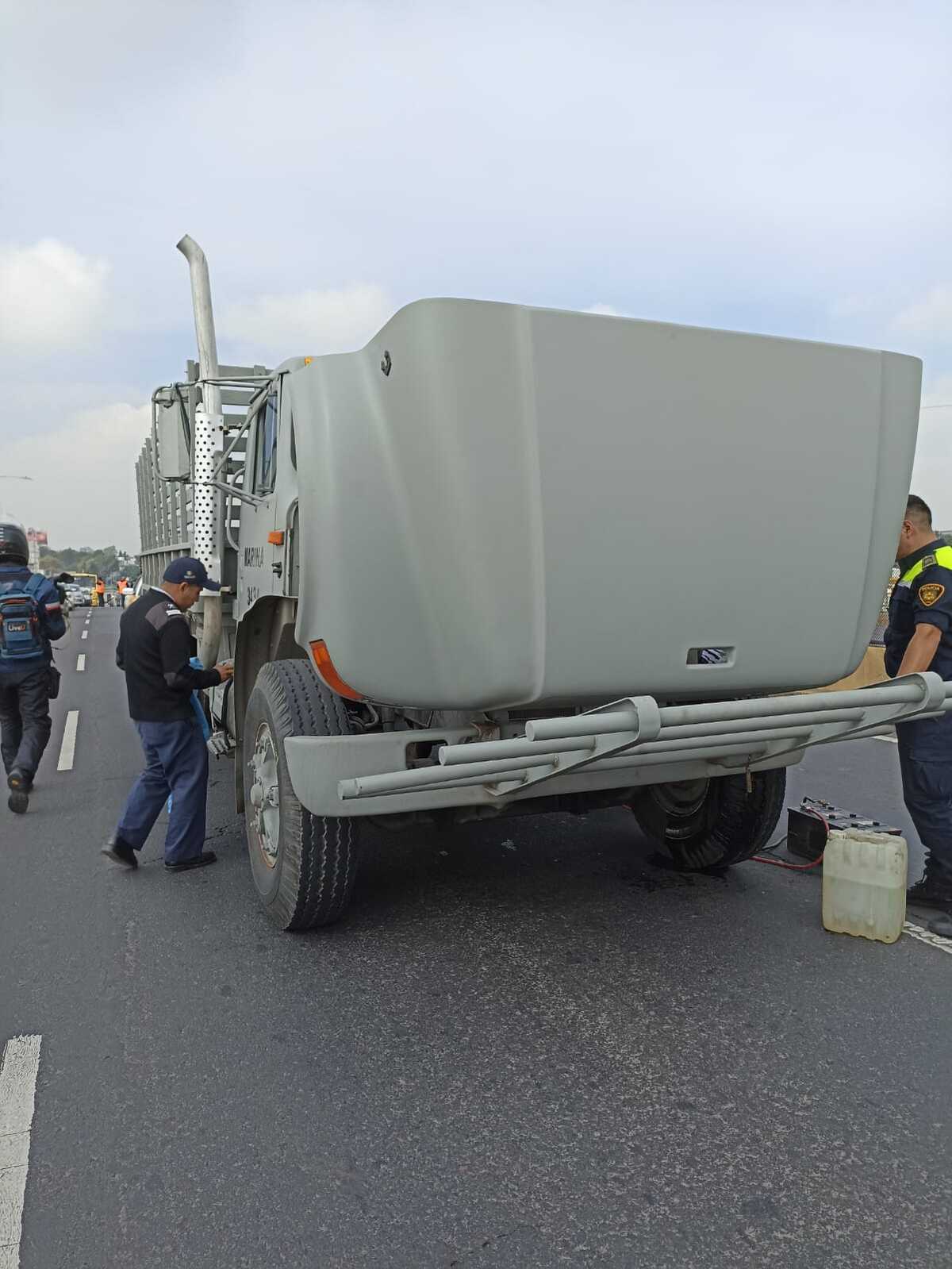 Camión de la Semar descompuesto ocasiona caos vial en Circuito
