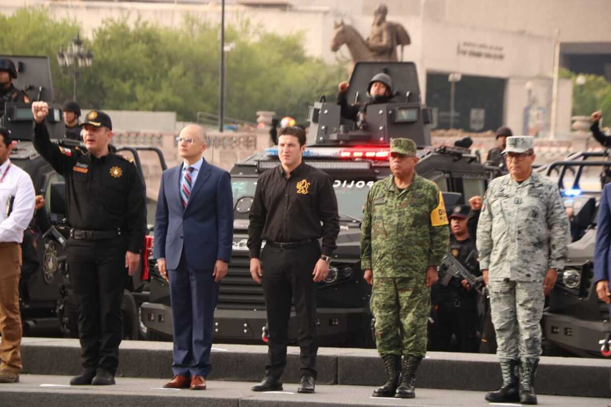 El gobernador de Nuevo León, Samuel García, entregó patrullas a la corporación. Foto: Raúl Palacios