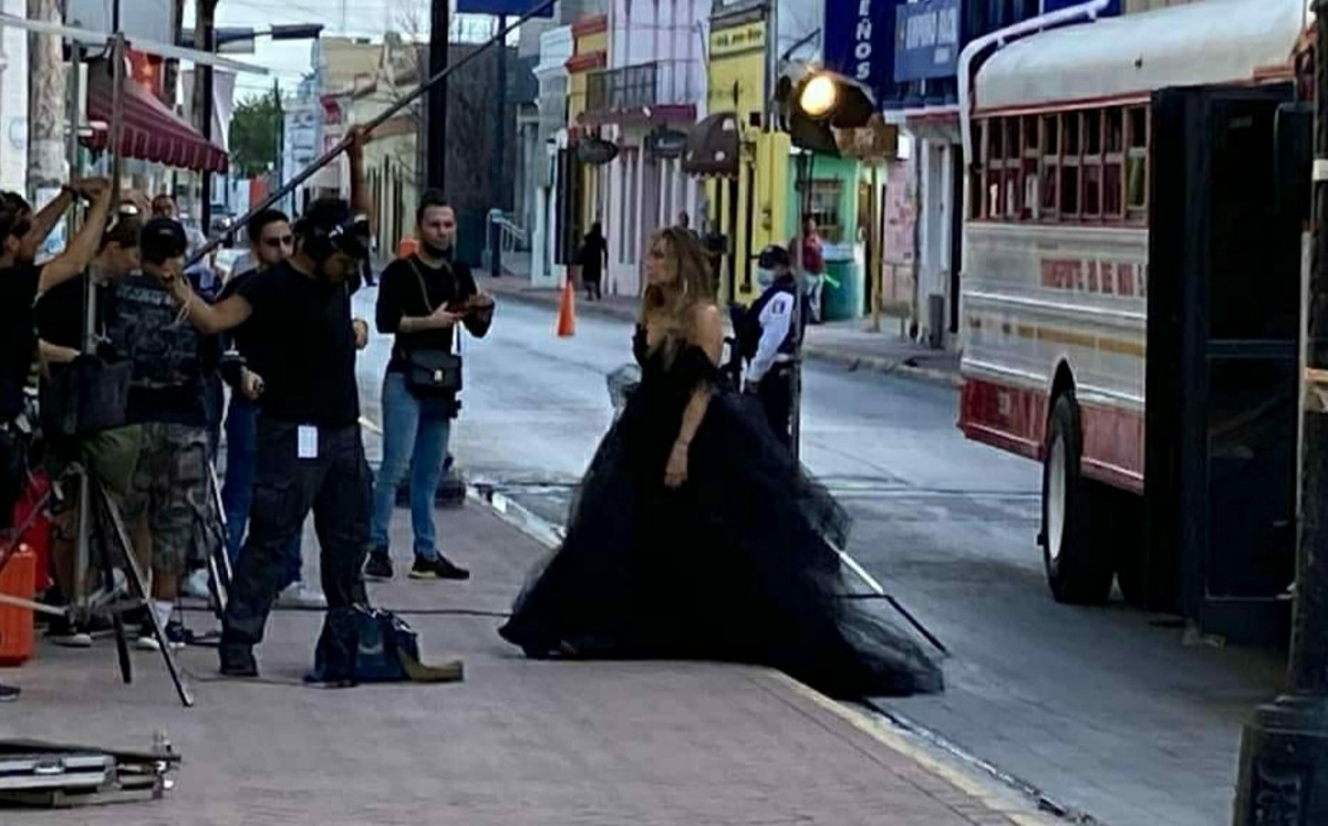 Michelle Vieth graba escenas de la película "La loca del Reforma" en Matamoros. (Cortesía)