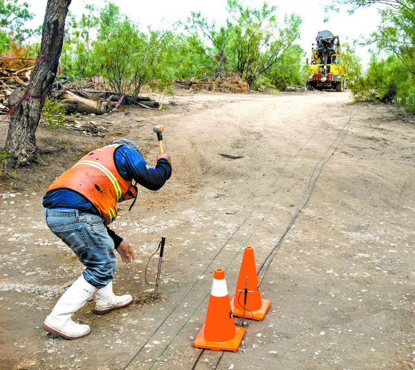 Personal federal monitorea los niveles de agua en El Pinabete. Octavio Hoyos