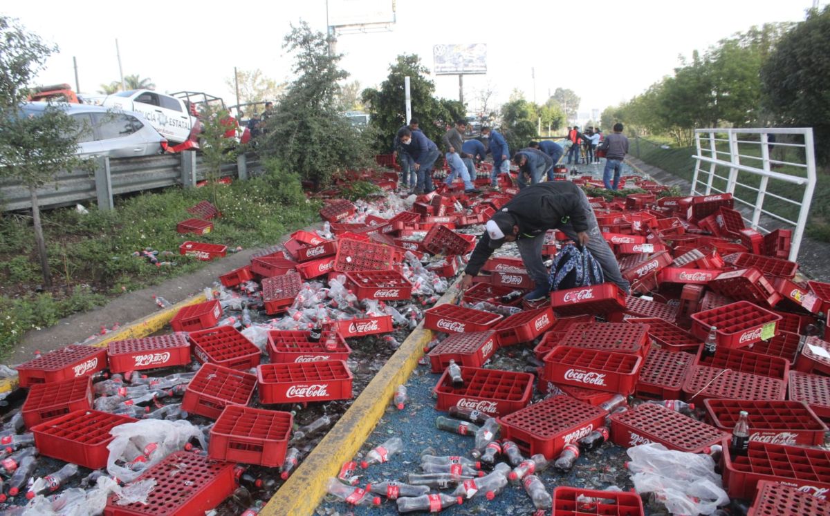 Poblanos realizan rapiña tras accidente vial | Alfredo Fernández