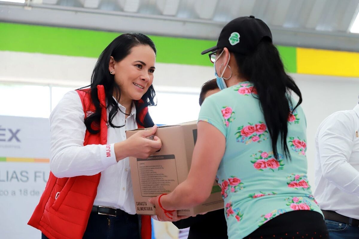 Alejandra Del Moral Vela, secretaria de Desarrollo Social, entregó apoyos a familias mexiquenses.