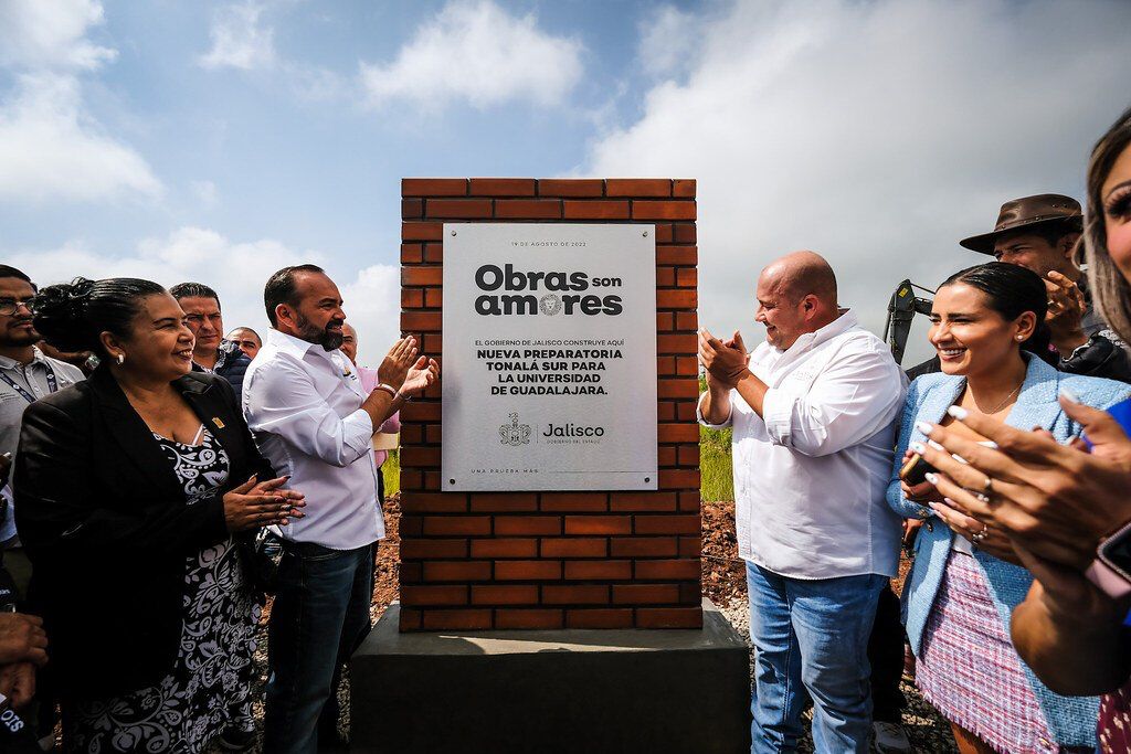 Colocan primera piedra de nueva preparatoria en Tonalá (Cortesía)