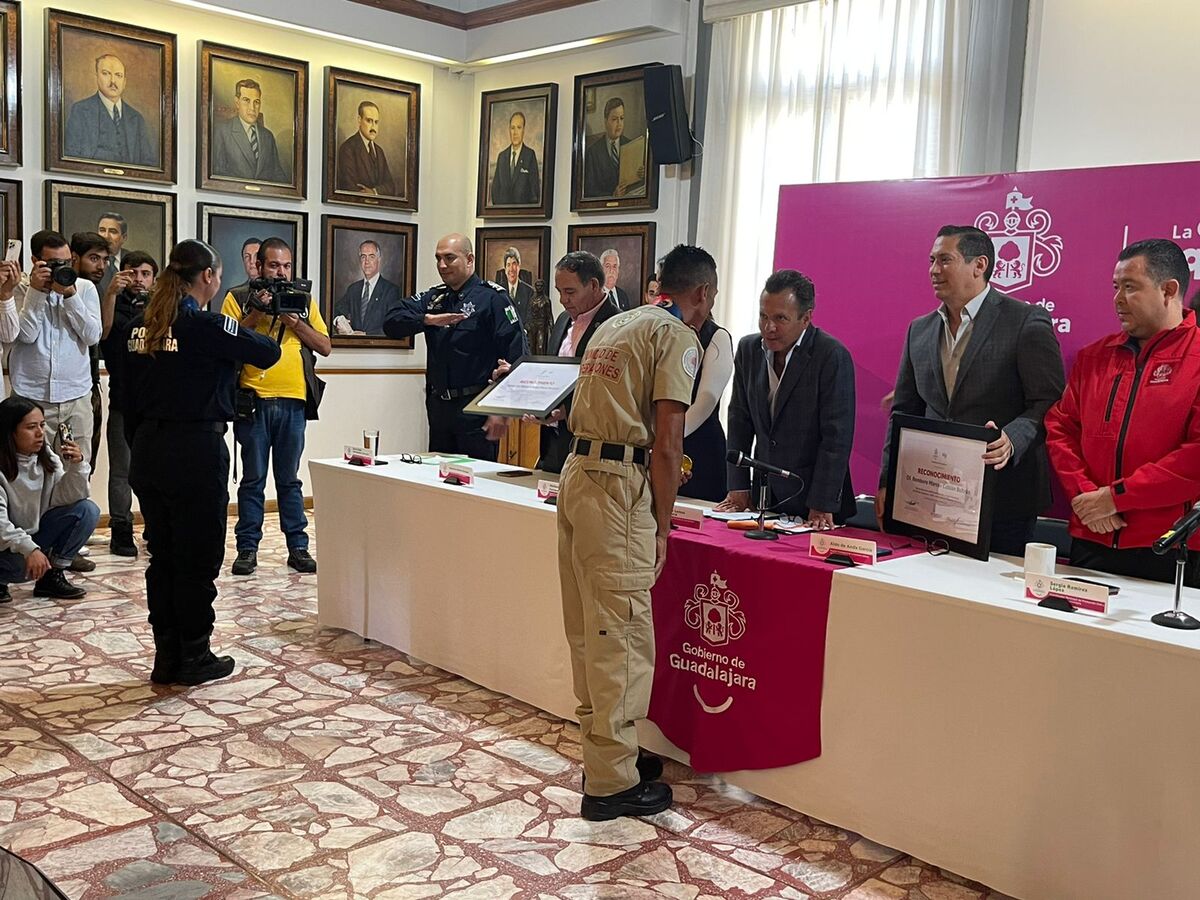 Guadalajara entrega reconocimientos a policías y bomberos destacados en juegos mundiales (Karla Victoria Rodríguez)