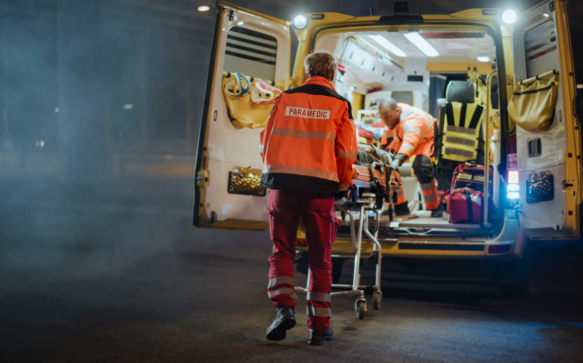 Hombre fue apuñalado y al ser trasladado en ambulancia murió; chocaron en el intento | ESPECIAL