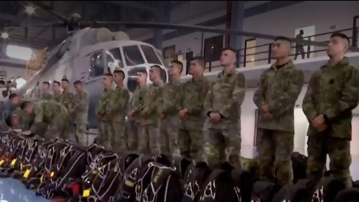 Inician adiestramiento de paracaídistas para desfile cívico