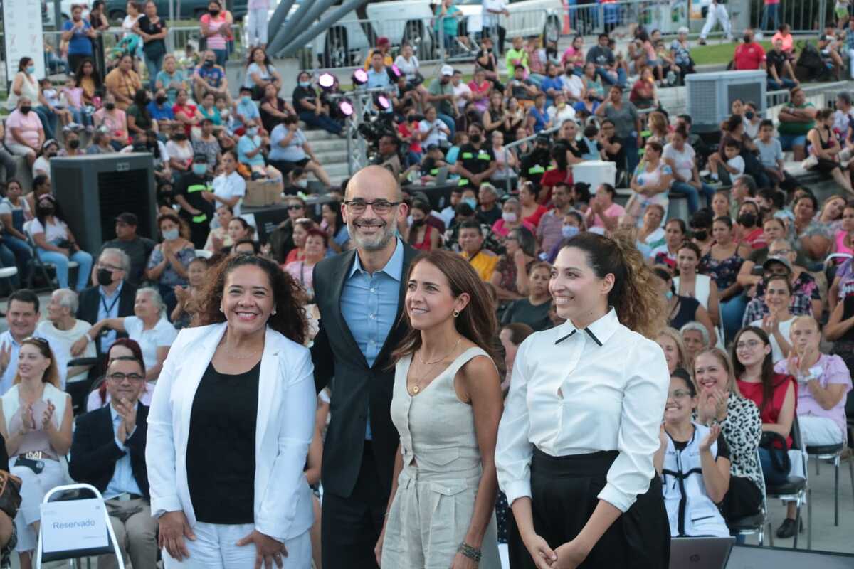 Irene Ovalle,  presidente del DIF municipal,  y el alcalde Miguel Treviño de Hoyos presentaron el primer programa. Foto: Leonel Rocha