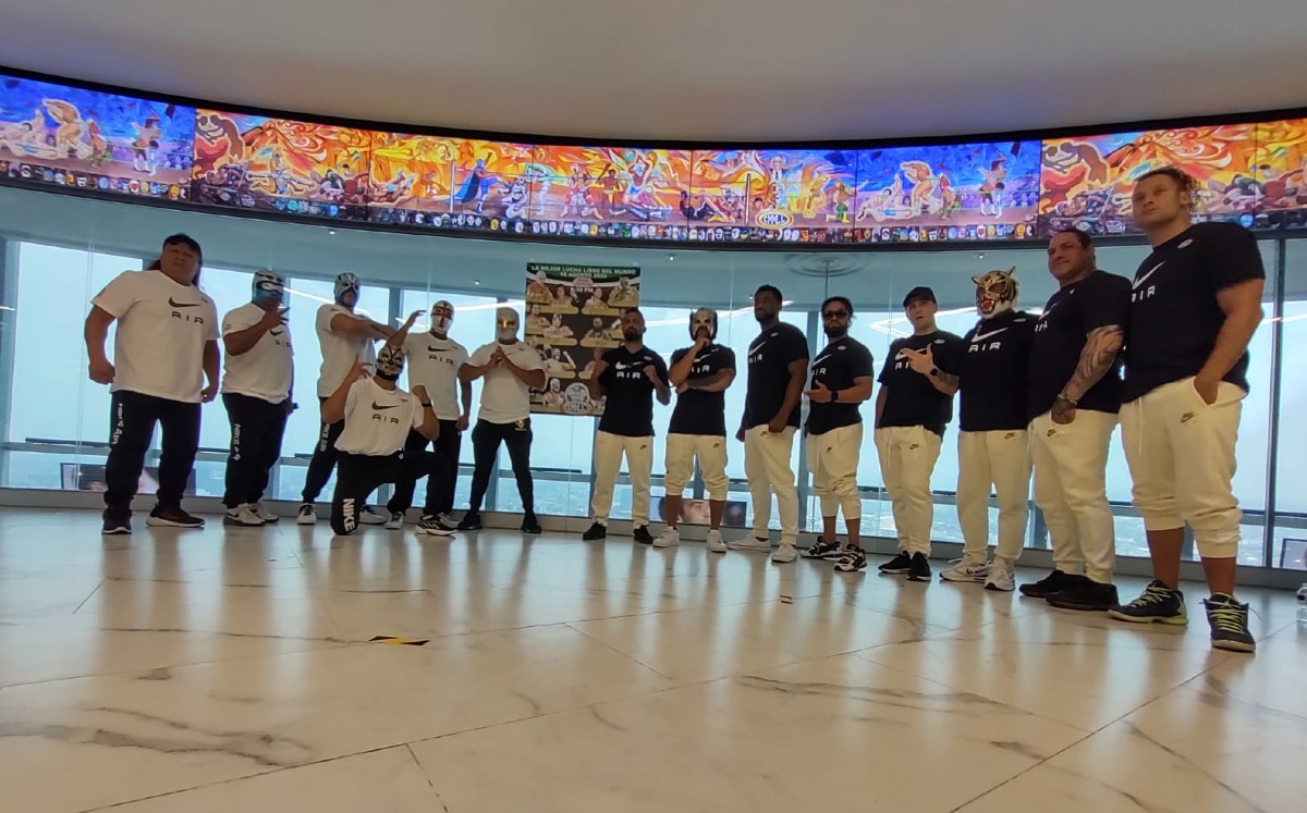 Los luchadores se preparan para celebrar el 89 aniversario del CMLL en el Grand Prix (Tonatiuh Guerra)