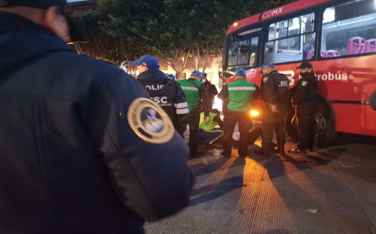 La mujer tuvo que ser trasladada al hospital para su atención. | César Velázquez
