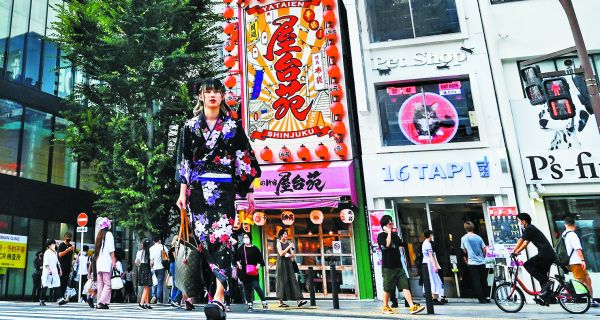 Un peatón con traje tradicional cruza la calle en el distrito de Shinjuku, en Tokio. Richard A. Brooks/AFP