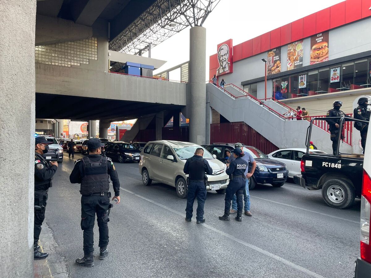 Esta situación fue reportada desde la estación Cuauhtémoc, a donde se movilizaron autoridades policiacas y de auxilio esta mañana. Foto: Víctor Gonzál