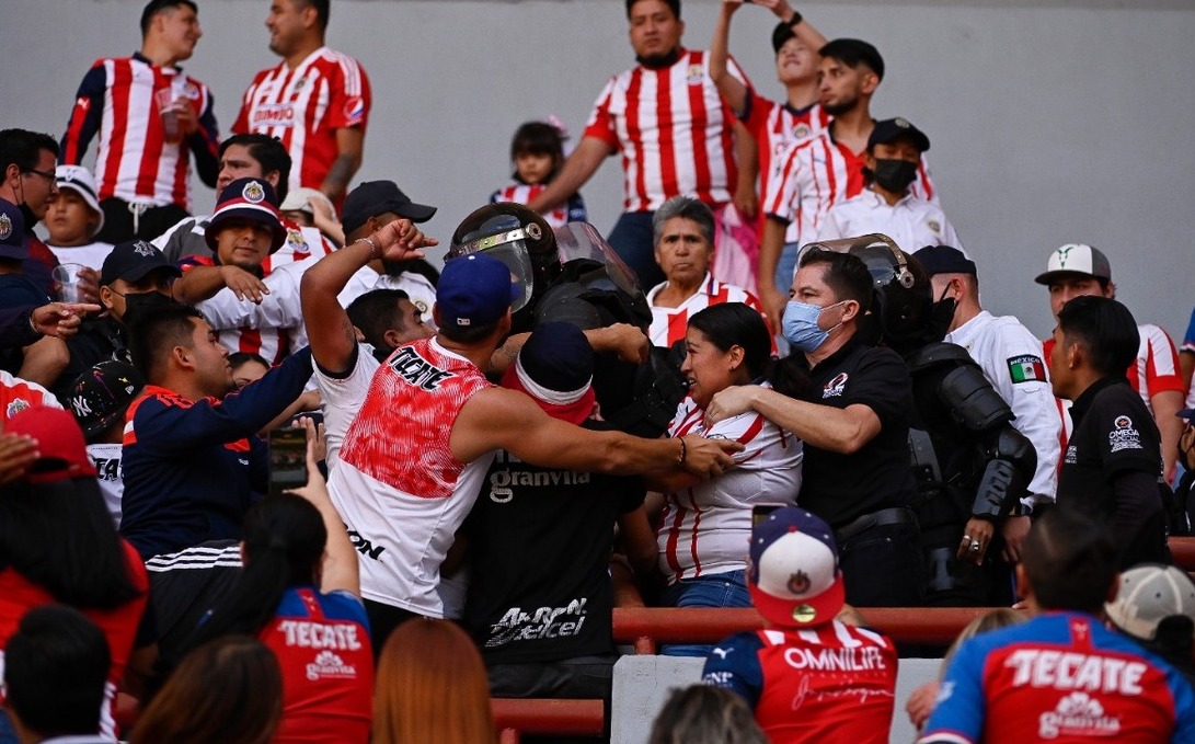 Pelea de aficionados de Chivas
