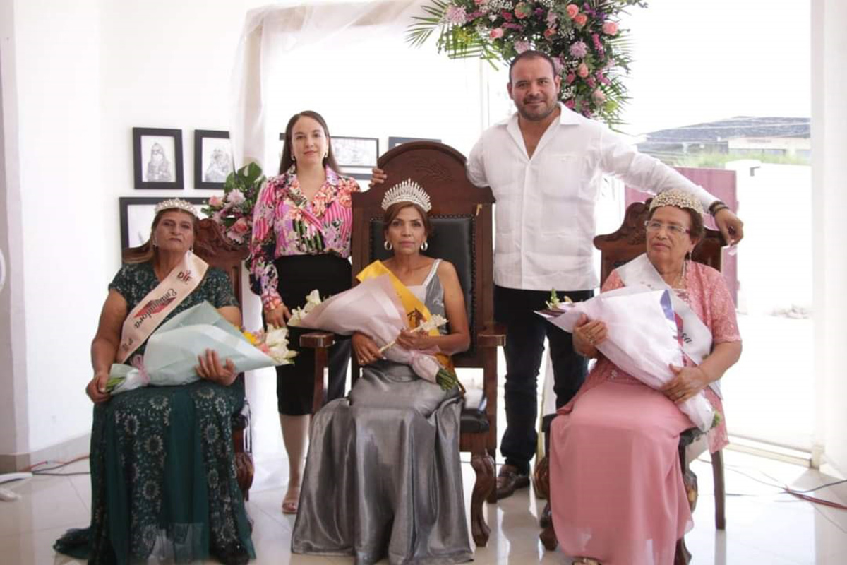 Coronan a María Magdalena como reina de los adultos mayores. | Especial