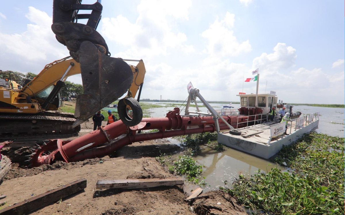 Draga para efectuar labores de desazolve y limpieza de la laguna de Champayán. (Cortesía)