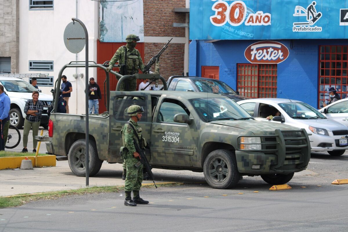 Elementos del Ejército patrullan ñas calles de Celaya. (Cuartoscuro)
