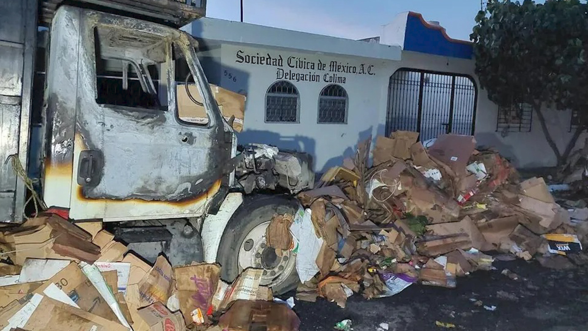 En Colima, queman vehículos tras detención de 'La Vaca'
