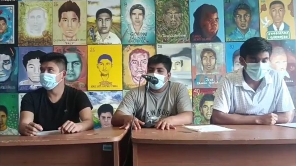 Integrantes de la Sociedad de Alumnos de la Normal Rural de Ayotzinapa. (Foto: Especial)