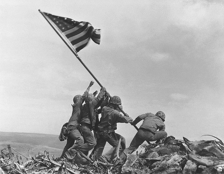 Joe Rosenthal ganó el Premio Pulitzer al fotografiar el levantamiento de bandera estadunidense en el Monte Suribachi. |AP