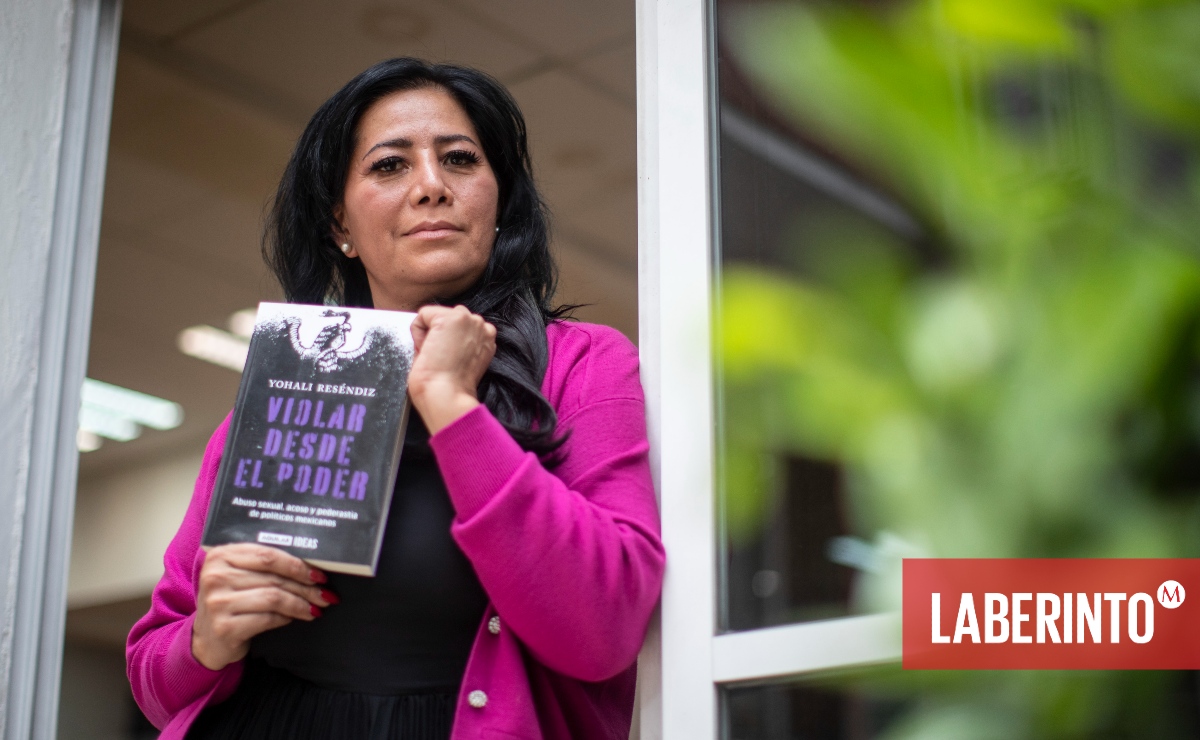 La periodista Yohali Reséndiz sostiene un ejemplar de 'Violar desde el poder' (Foto: Isaac Esquivel | EFE)