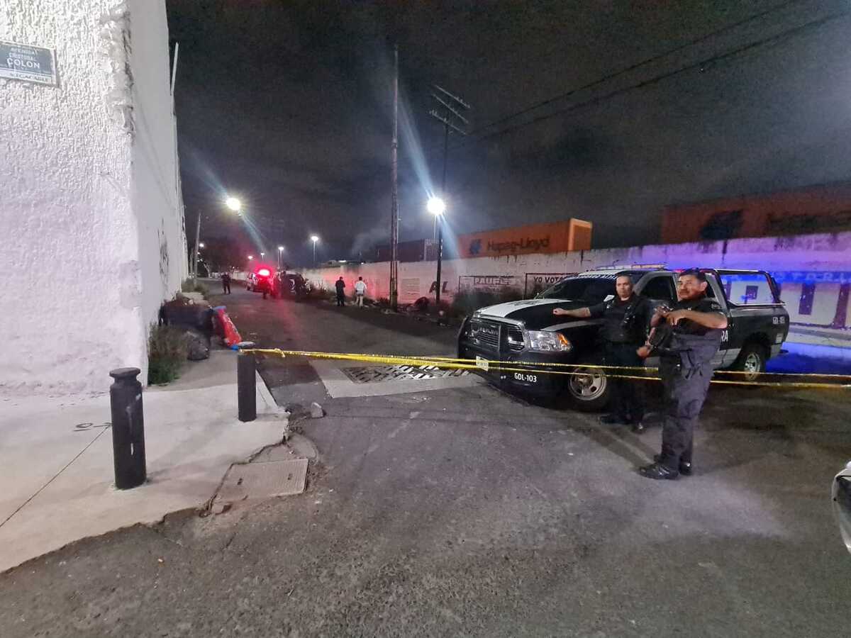 Policías resguardan sitio donde hallaron a mujer asesinada en Guadalajara (Juan Carlos Munguía)
