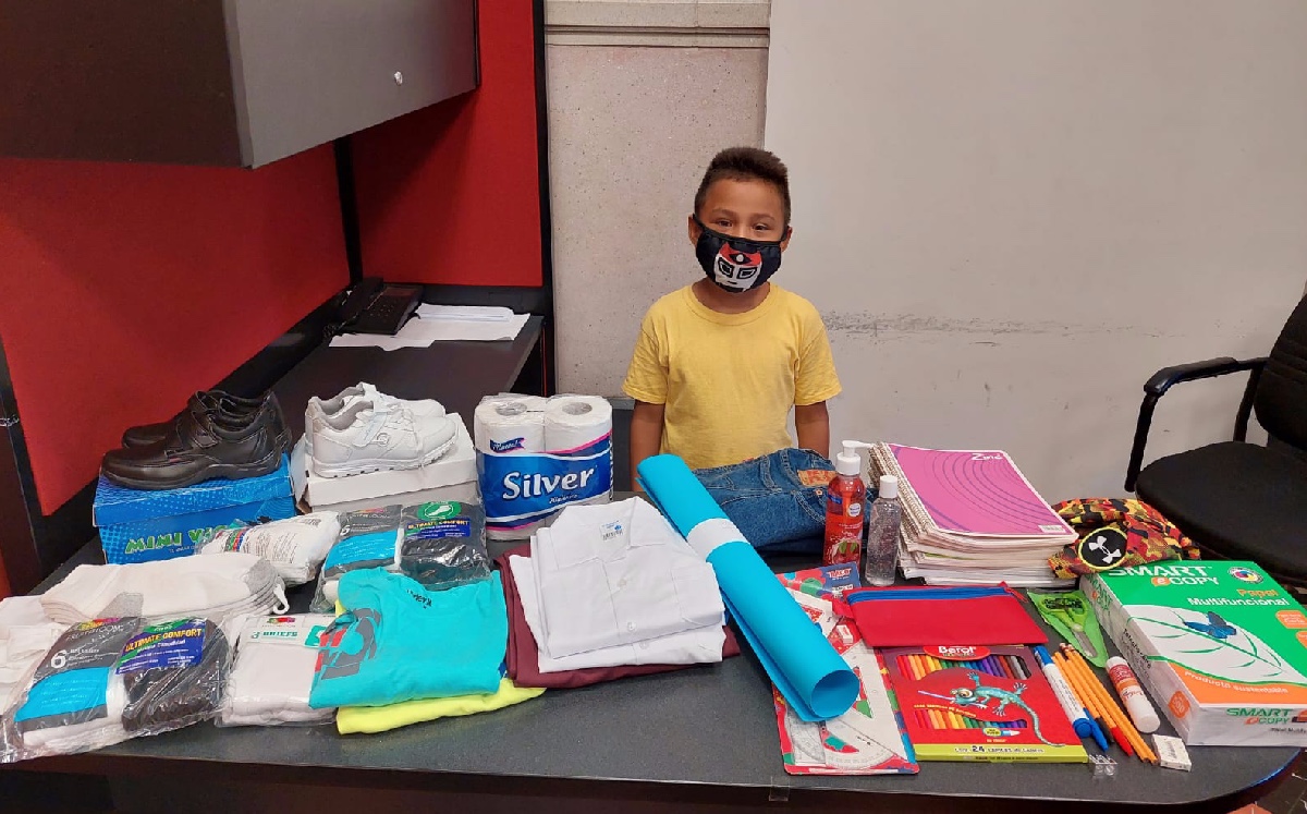 Cristian Leonardo se conmovió al recibir útiles escolares y uniforme. (Jesús García)