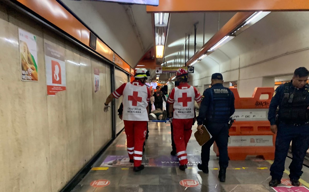 Hallan hombre herido en las vías del metro Tacubaya. | Enrique Luna