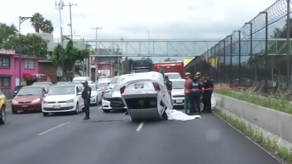 Hombre muere tras volcadura en alcaldía Gustavo A. Madero