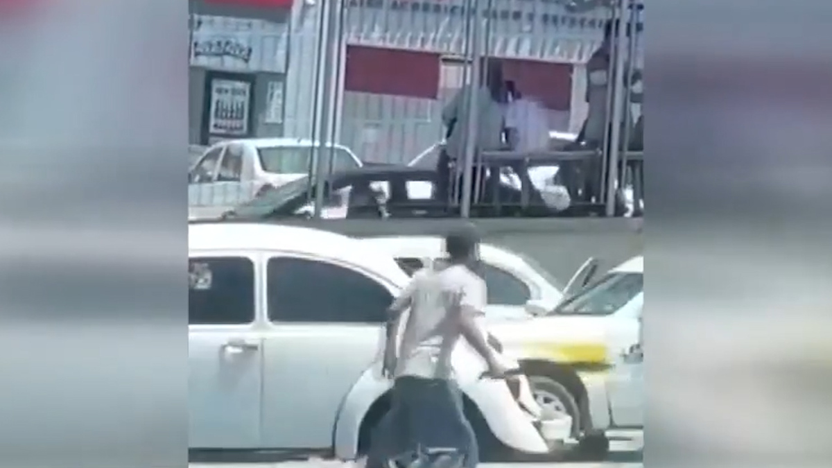 Hombre ataca con machete a un taxista en Acapulco; captan agresión
