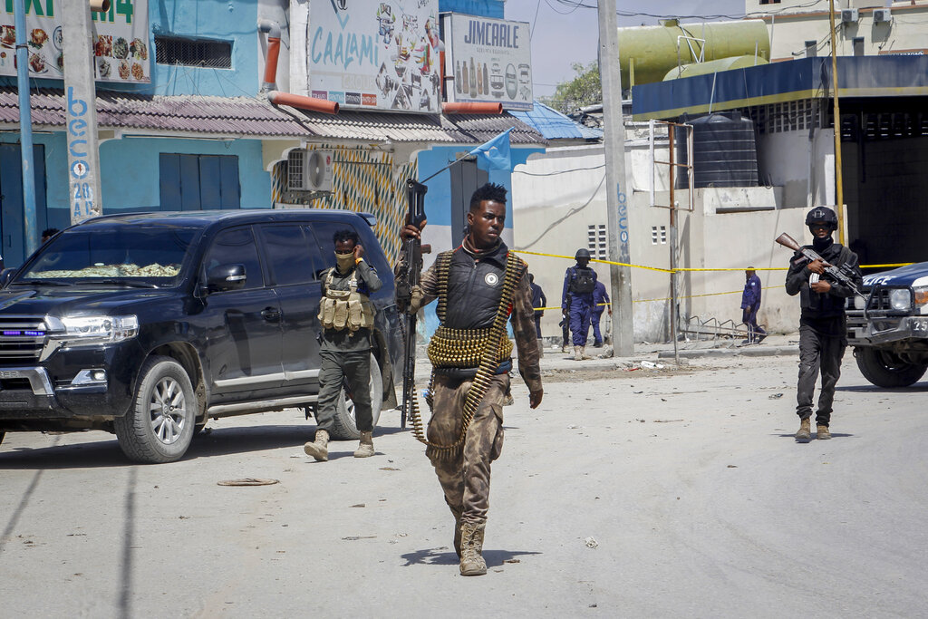 La policía en Somalia tuvo que negociar varias horas con los atacantes. | AP