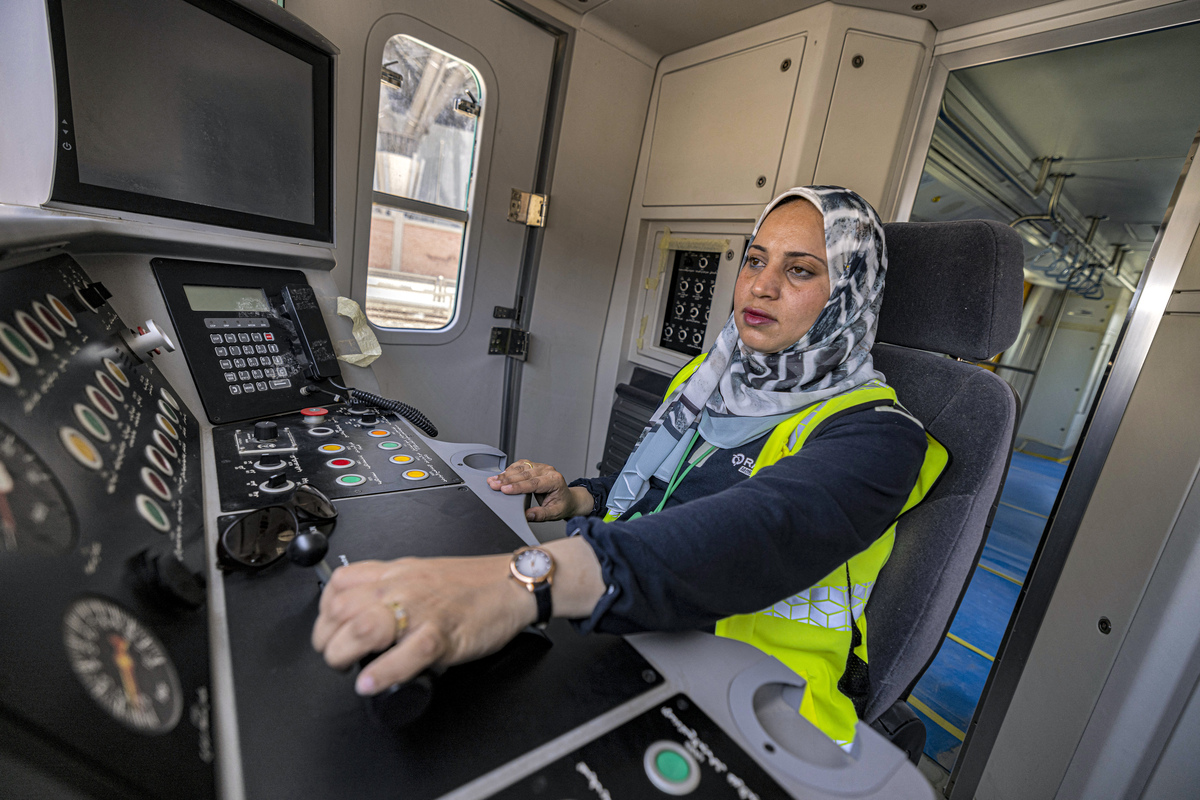 El metro de El Cairo emplea a las primeras conductoras de tren en Egipto | AFP