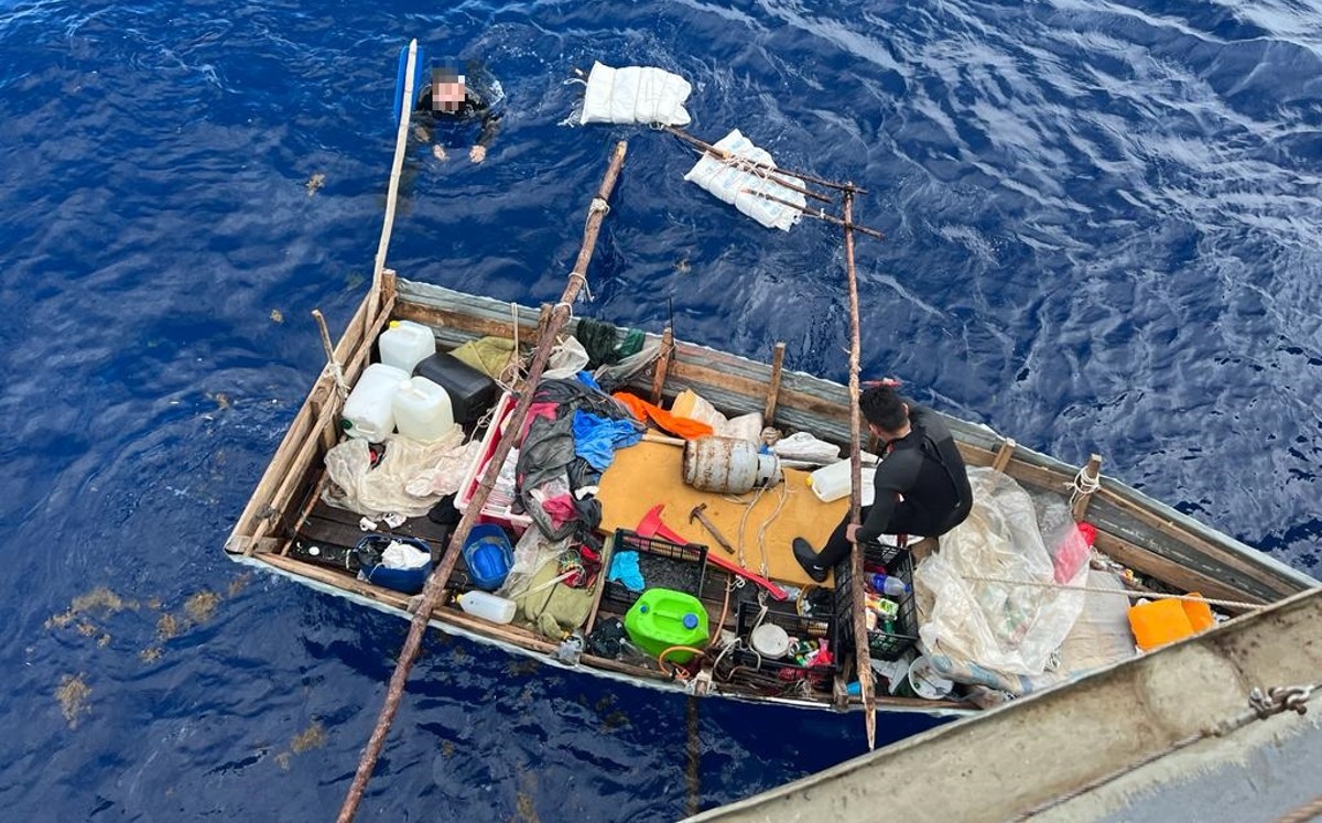 Rescatan a cubanos que viajaban en lancha en Yucatán | Especial