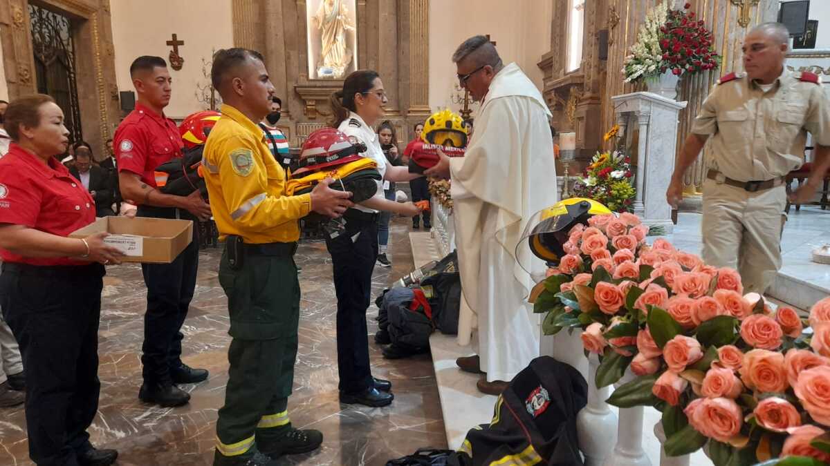 Acuden bomberos del AMG a misa anual por su día en la Basílica de Zapopan (Juan Carlos Munguía)