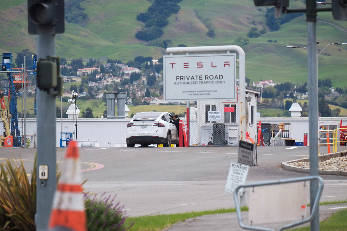 Un empleado la fábrica de vehículos Tesla es fotografiado en Fremont, California. (Foto: Reuters)