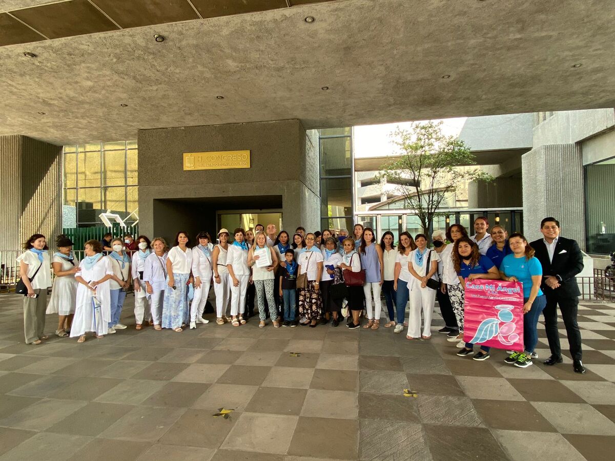 Un grupo de mujeres adultas en defensa de la vida desde la concepción, acudieron con pañuelo celeste al Congreso. Foto: Kevin Recio