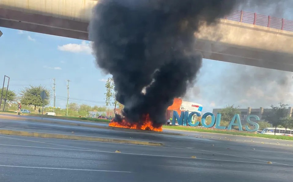 Se incendia vehículo en San Nicolás de los Garza. Foto: Especial