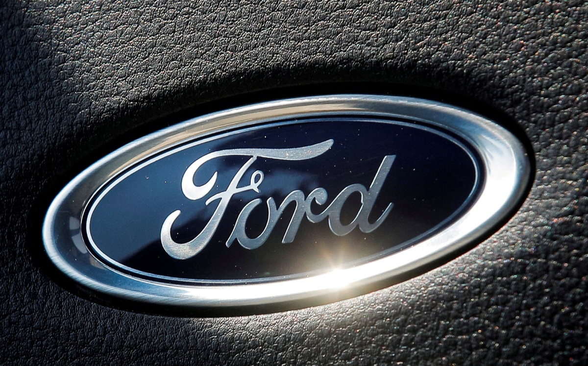 El logo de Ford en el interior de un vehículo en Estados Unidos. Mayo, 2021. Foto: (Reuters)