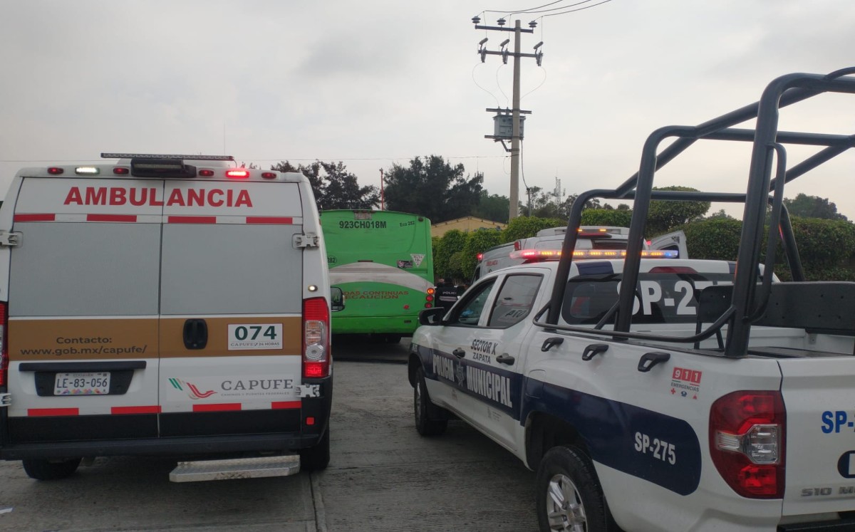 Paramédicos del Municipio de Los Reyes La Paz atendieron al herido. | Carlos Tejeda