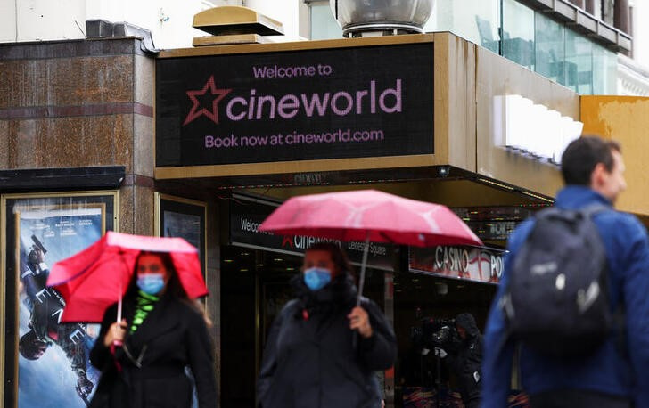 Personas pasando junto a una sala de Cineworld en Londres. Octubre 2020. Foto: (Reuters)