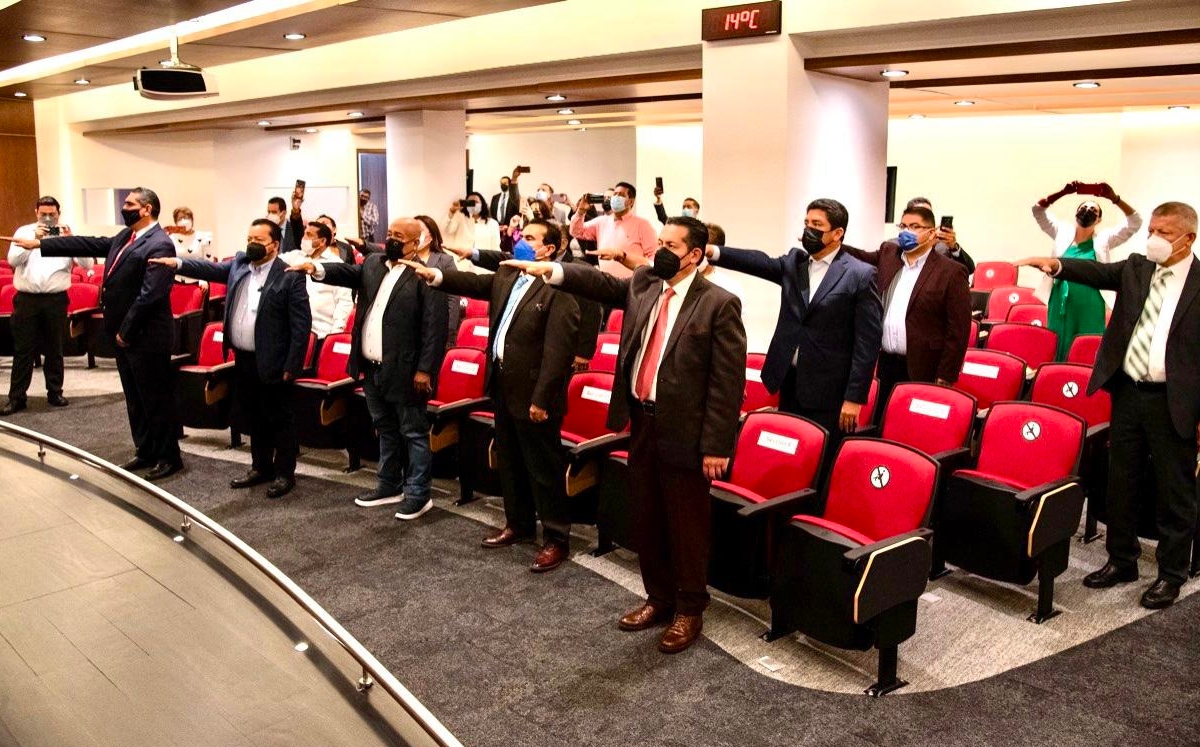 Los nuevos secretarios tomaron protesta en el auditorio Adolfo López Mateos de la sede sindical. | Especial