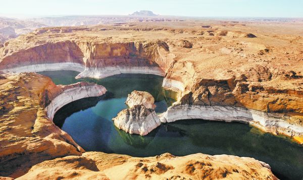 Vista aérea del lago Powell, en EU, donde los niveles de agua han disminuido a mínimos históricos. Caitlin Ochs/Reuters