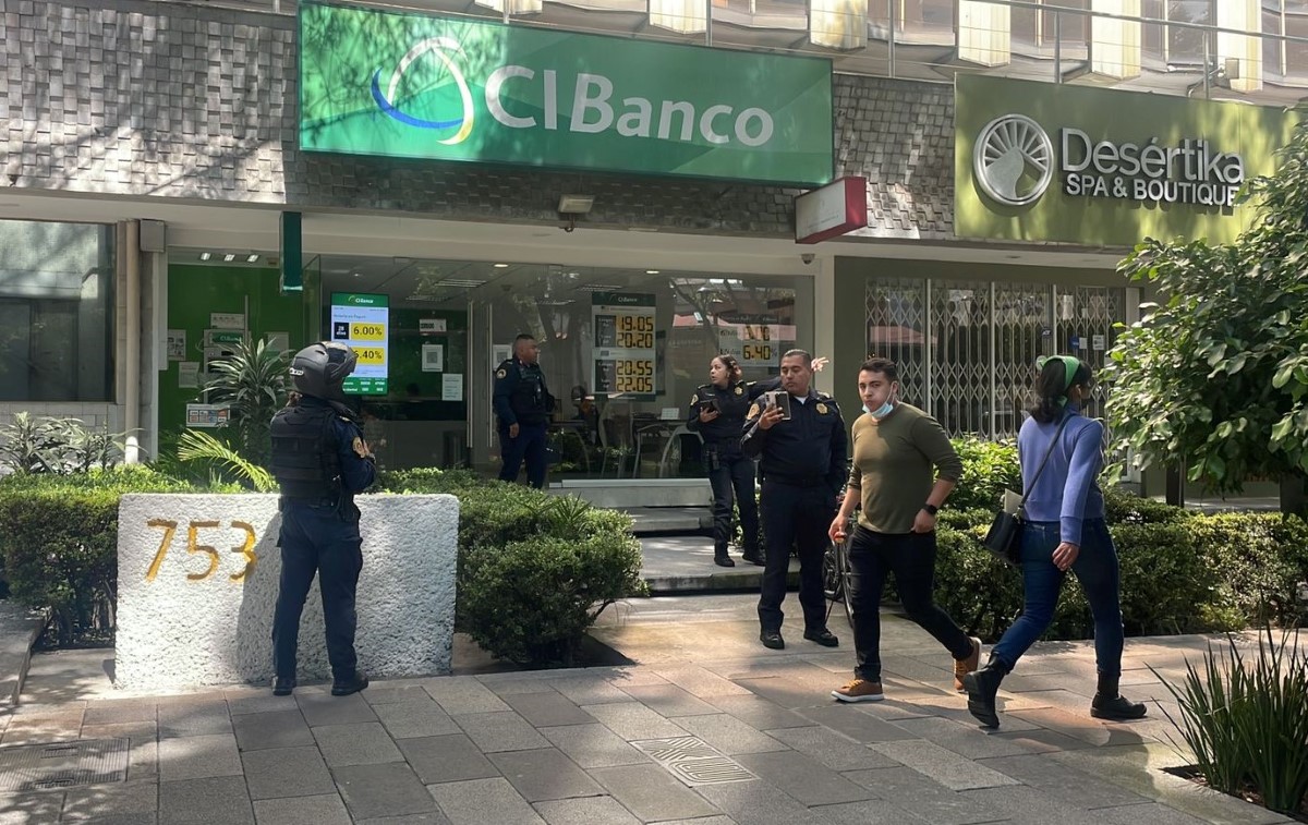 El asaltante amenazó a los cajeros con una nota. | Luis Alfaro