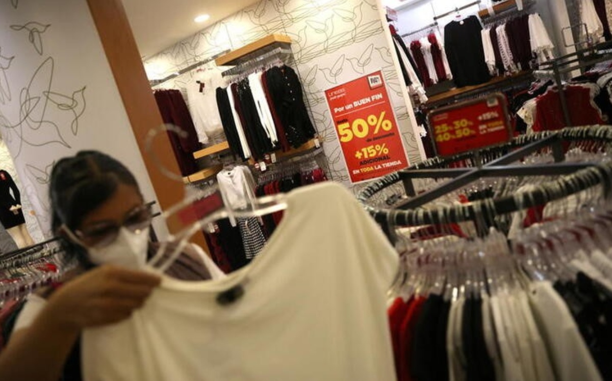 Compradora en una tienda durante la temporada de "El Buen Fin", en el centro de CdMx. Noviembre de 2021. Foto: (Reuters)