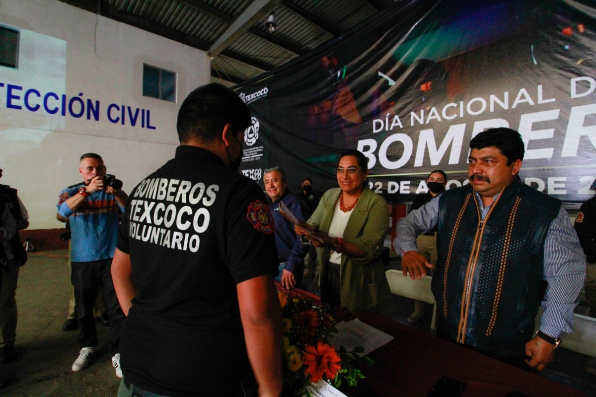 Entrega de unidades a bomberos de Texcoco.