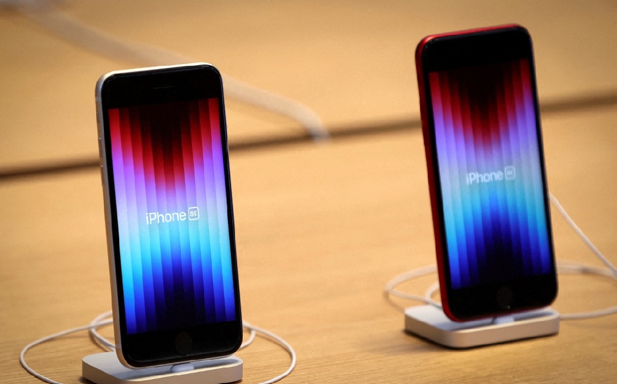 Nuevo iPhone SE de Apple en una Apple Store en Manhattan. Marzo de 2022. Foto: (Reuters)