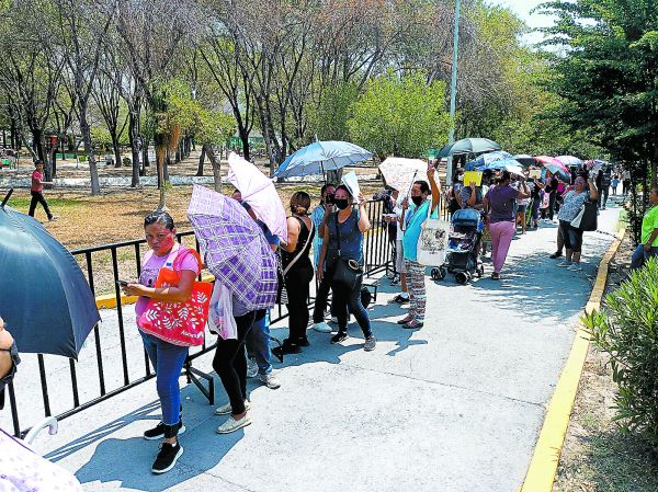 Las madres de familia hicieron fila desde temprana hora en el parque Aztlán y les dieron un folio para recibir sus útiles escolares hasta la próxima semana. Fabricio Gallegos.